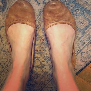 Frye Carson tan flats size 6.5